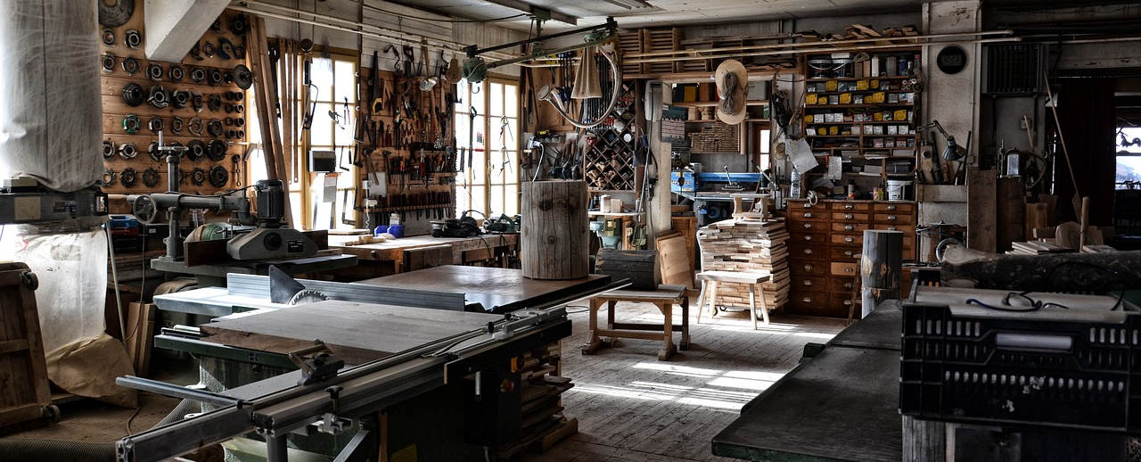 Arbeiter in der Werkhalle – Symbol für Wirtschaft