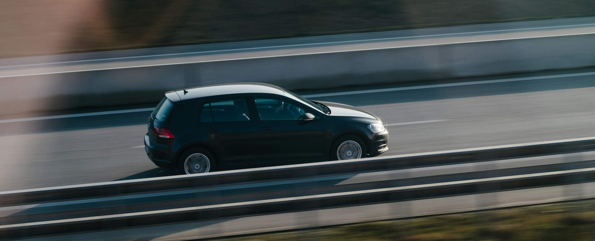 Auto auf Straße – Symbol für Infrastruktur