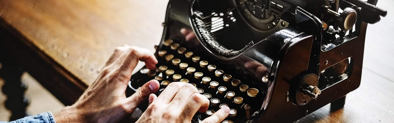 Historische Schreibmaschine als Symbol für Verwaltung